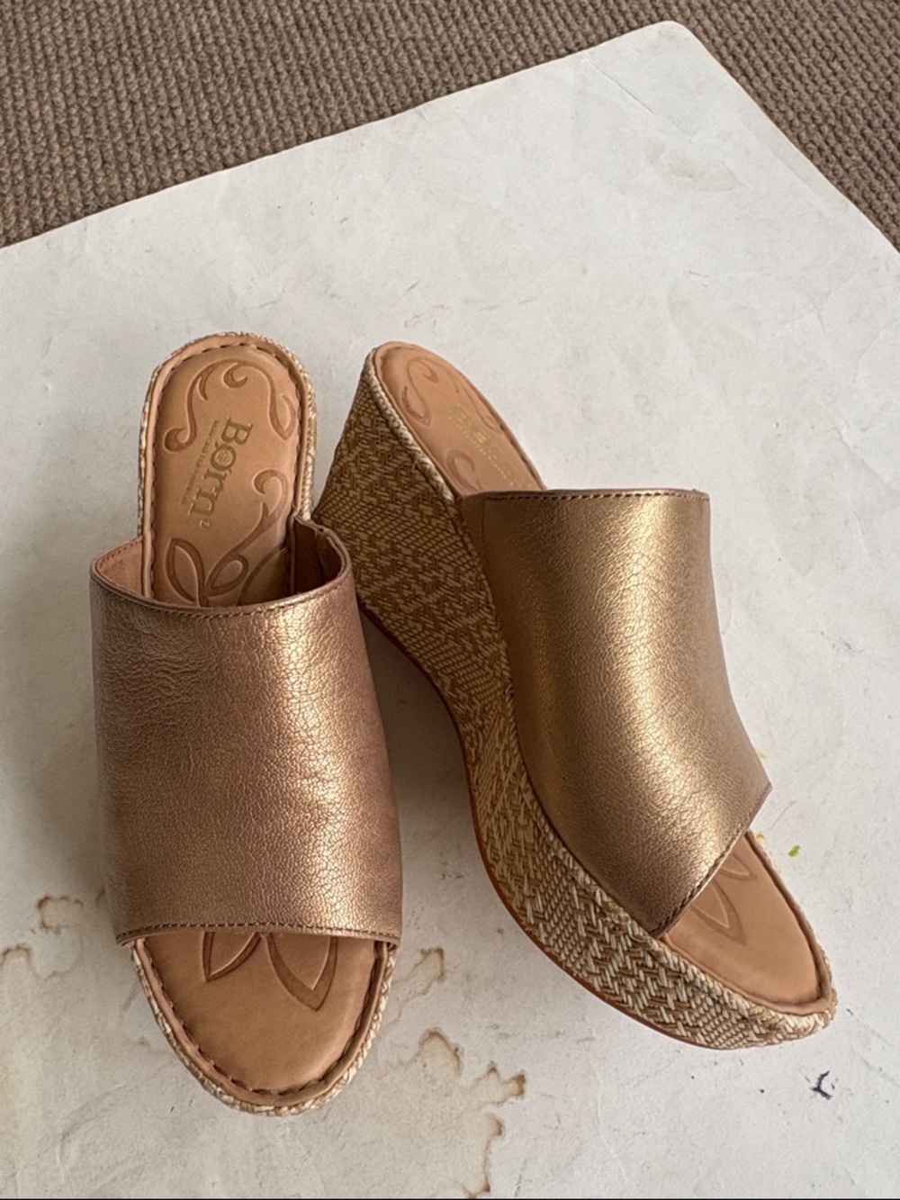 EUC Born Leather Wedge Sandals Gold Size 7 - Picture 8 of 8